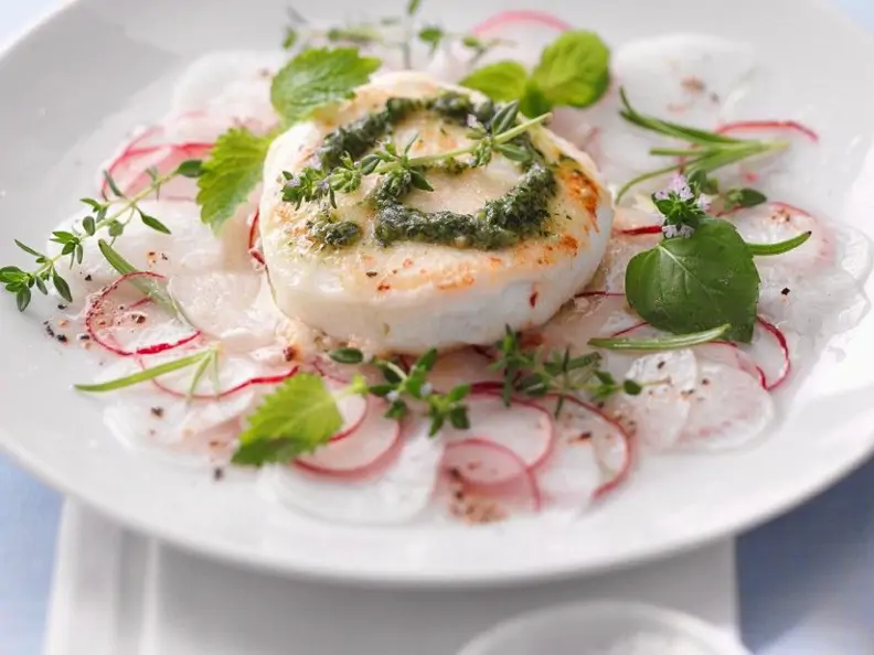 Ziegenkäse auf Radieschen-Carpaccio