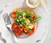 Karamellisierte Tomaten mit Rucola und Halloumi
