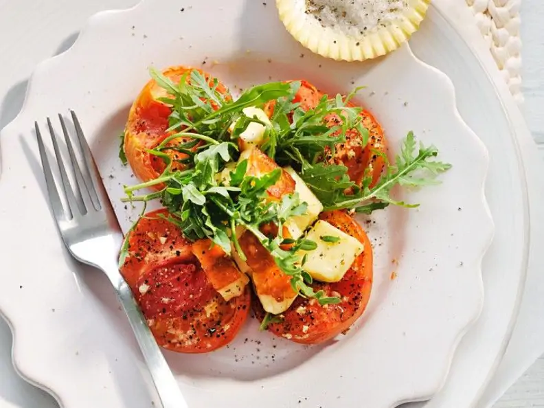 Karamellisierte Tomaten mit Rucola und Halloumi