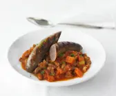 Wagyu-Bratwurst mit Gemüse