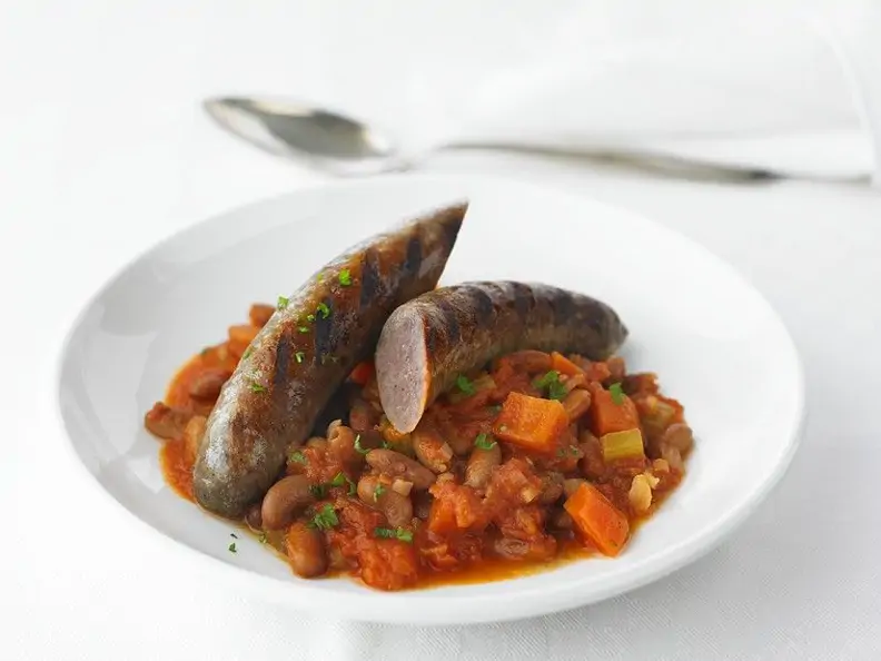 Wagyu-Bratwurst mit Gemüse