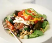 Salat  mit Ziegenkäse, Kichererbsen und gefüllten Weinblättern