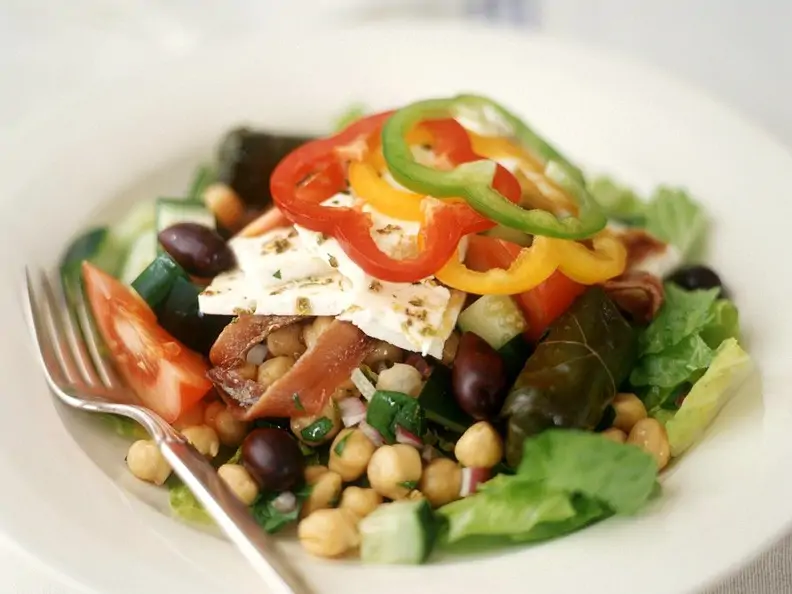 Salat  mit Ziegenkäse, Kichererbsen und gefüllten Weinblättern