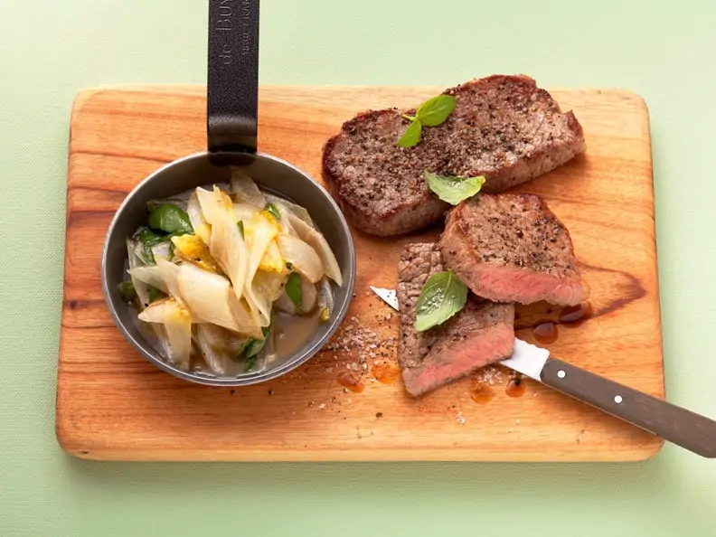 Minutensteaks mit Salat