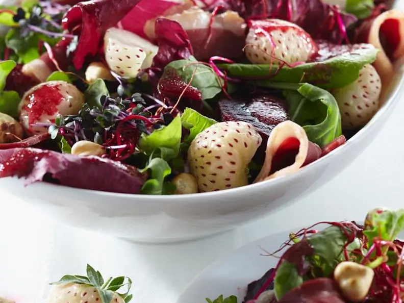 Salat mit Pineberries