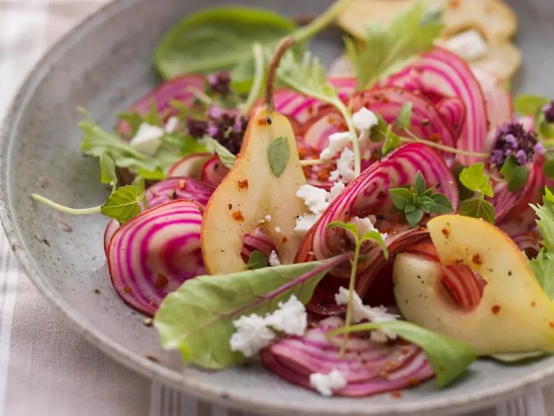 Salat mit Roter Bete, Ziegenkäse und Birne