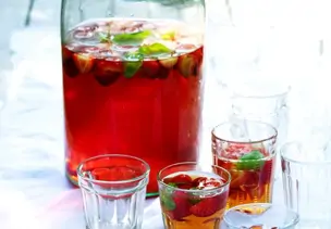 Eistee mit Erdbeeren und Basilikum