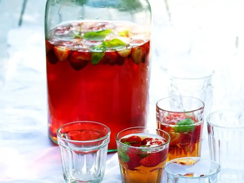 Eistee mit Erdbeeren und Basilikum