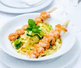 Pasta mit Garnelenspießen und scharfer Kokossoße