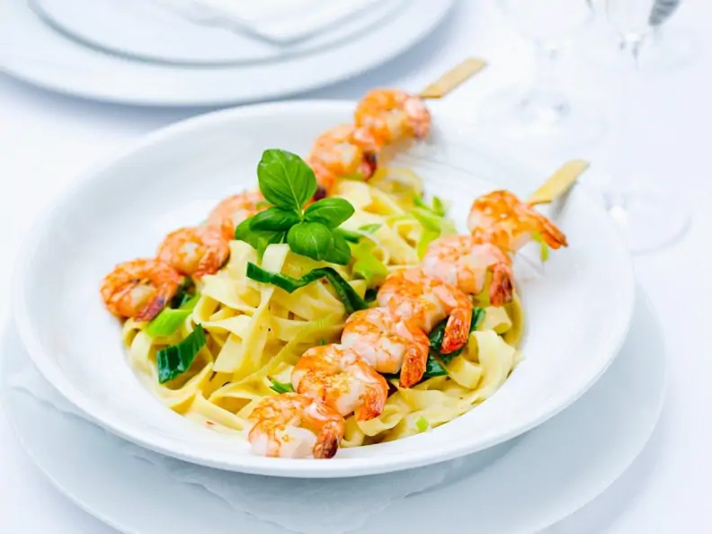 Pasta mit Garnelenspießen und scharfer Kokossoße