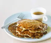 Pfannkuchen mit Haferflocken und Sirup