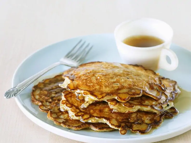 Pfannkuchen mit Haferflocken und Sirup