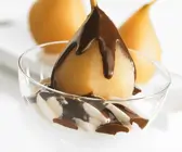 Birnen mit Schokoladensoße und Sahne