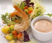 Salat mit Shrimps, dazu Thousand-Isalnd-Dressing