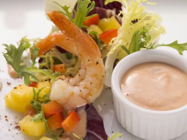 Salat mit Shrimps, dazu Thousand-Isalnd-Dressing