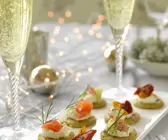 Verschiedene Blinis mit Champagner