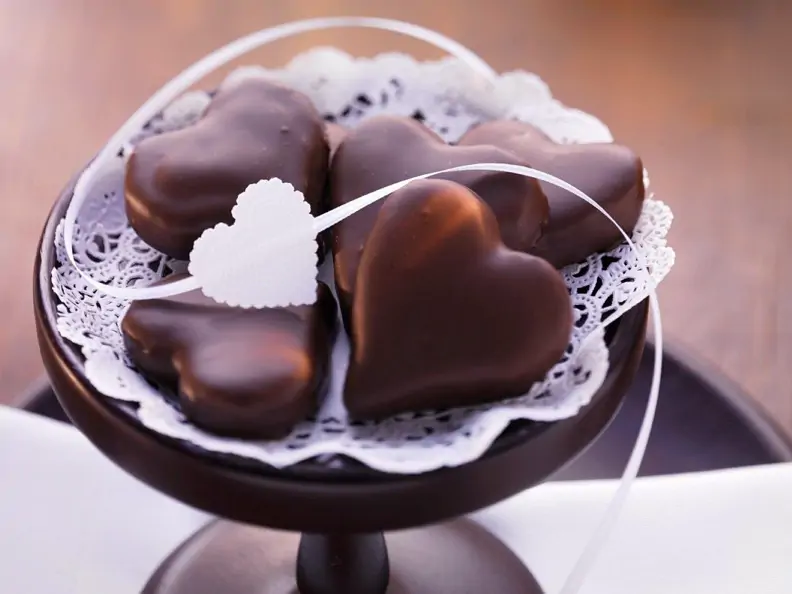 Mit Zwetschenmarmelade gefüllte Lebkuchen und Schokoladenglasur