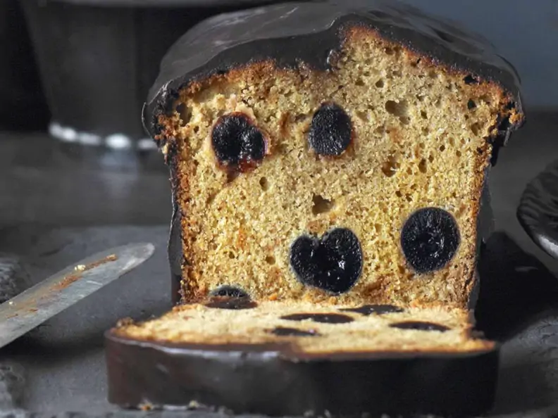Kuchen mit Amarenakirschen