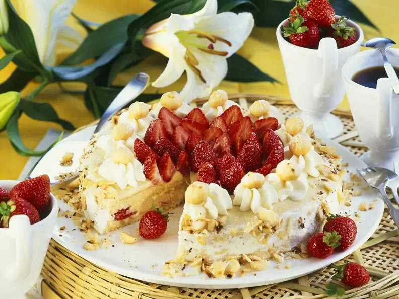 Erdbeer-Nuss-Torte