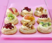 Kleine Blätterteigtörtchen mit Obst und Nüssen