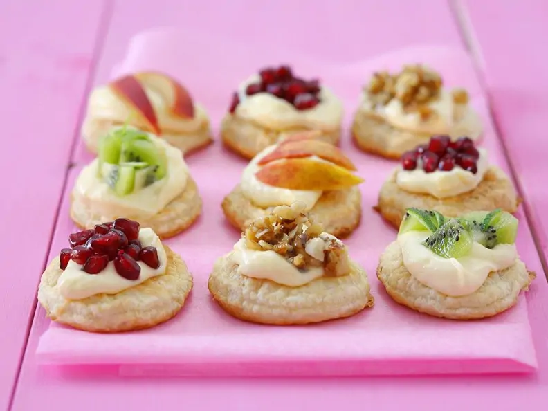 Kleine Blätterteigtörtchen mit Obst und Nüssen