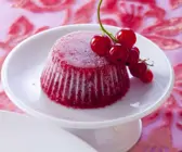 Gefrorener Wackelpudding mit Beeren