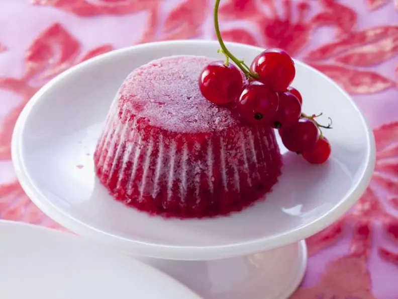 Gefrorener Wackelpudding mit Beeren