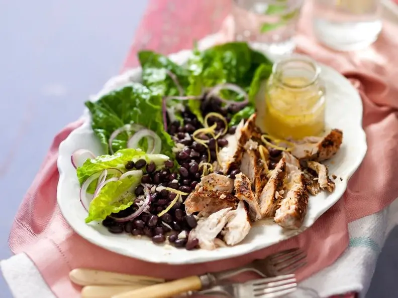 Makrele mit Salat aus schwarzen Bohnen