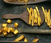 Verschiedene frittierte Kartoffelspeisen