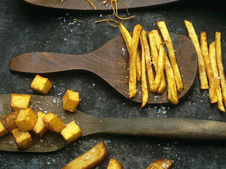 Verschiedene frittierte Kartoffelspeisen