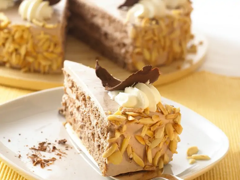 Sahnetorte mit Whiskey und Mandeln