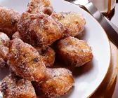 Kleine Krapfen mit Rosinen