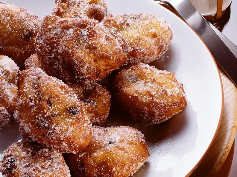 Kleine Krapfen mit Rosinen