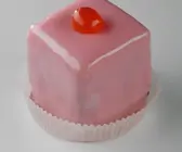 Punschwürfel mit Kirsche