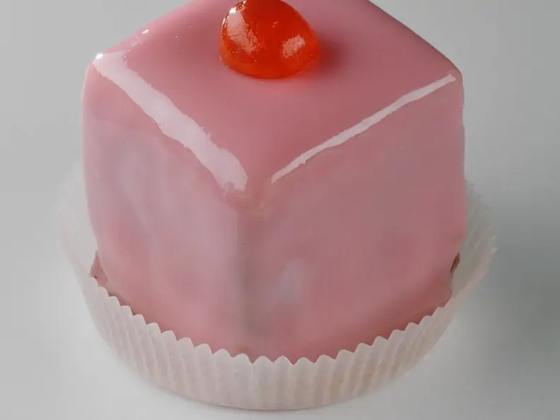 Punschwürfel mit Kirsche