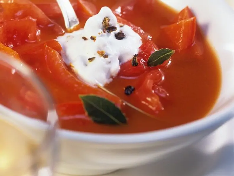 Paprika-Tomatensuppe mit Wacholderrahm