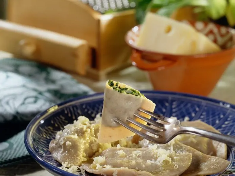 Gefüllte Nudeln mit Spinat und würzigem Käse
