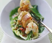Anglerfisch-Spieß mit Rosmarin, dazu Salat