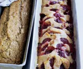 Zwei Obstkuchen mit Banane und Pflaume