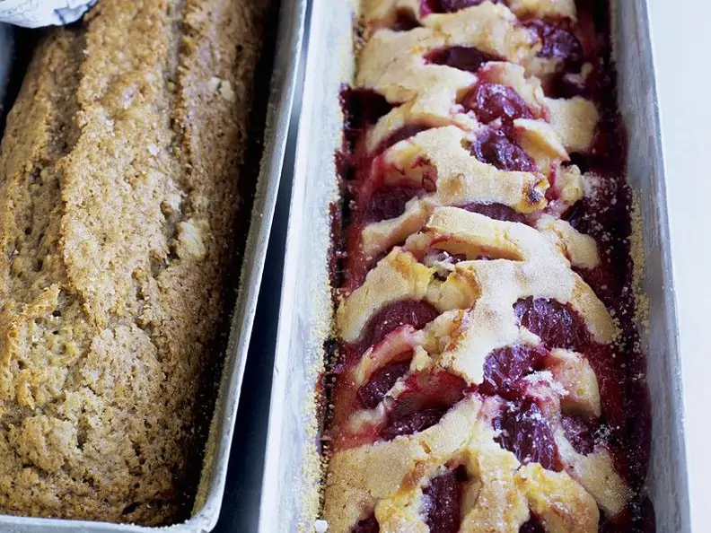 Zwei Obstkuchen mit Banane und Pflaume