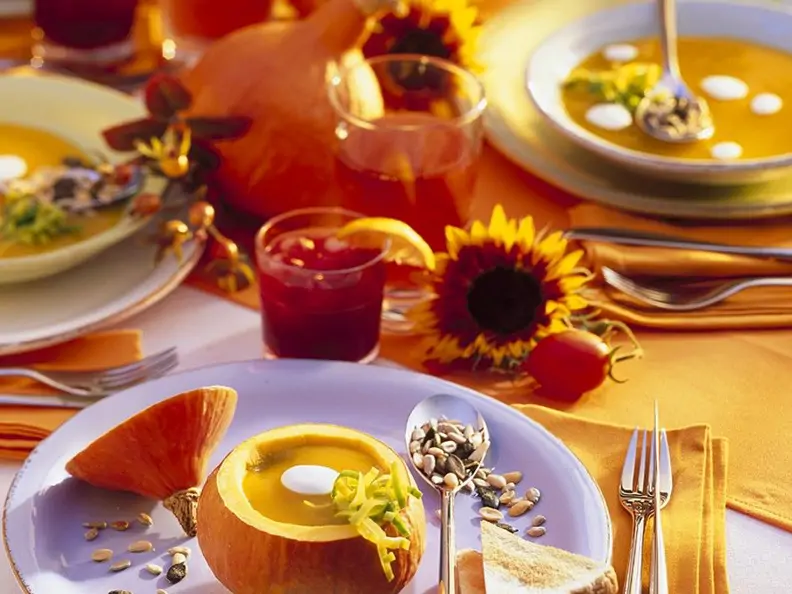 Kürbissuppe und Holundergetränke