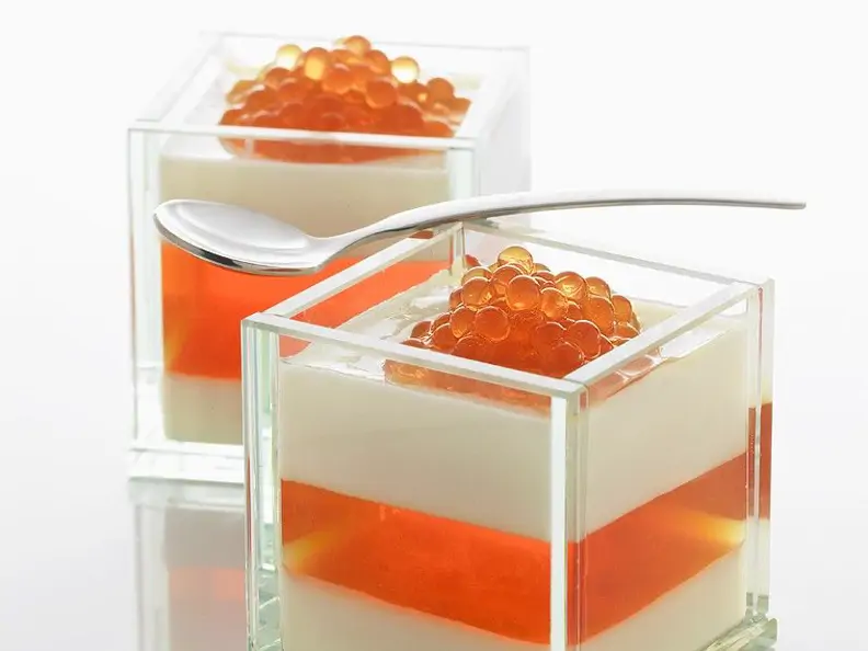 Vanillecreme und Orangenkaviar aus der Molekularküche