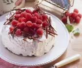 Geeiste Himbeertorte