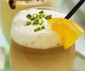 Milch mit Mokka und Orangenlikör