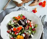 Blütensalat mit Beeren