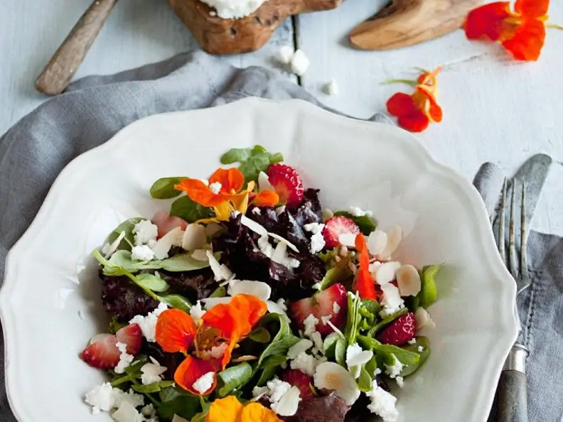 Blütensalat mit Beeren