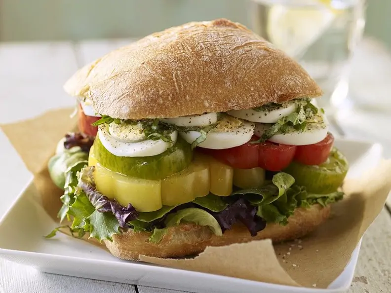 Sandwich mit Tomaten und Ei