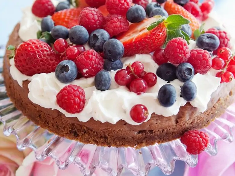 Glutenfreier Schokokuchen mit Beeren
