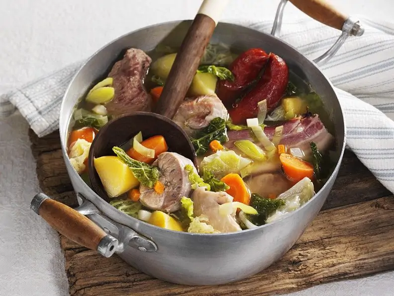 Deftiger Gemüseeintopf mit Fleisch