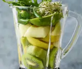 Avocado-Smoothie mit Basilikum
